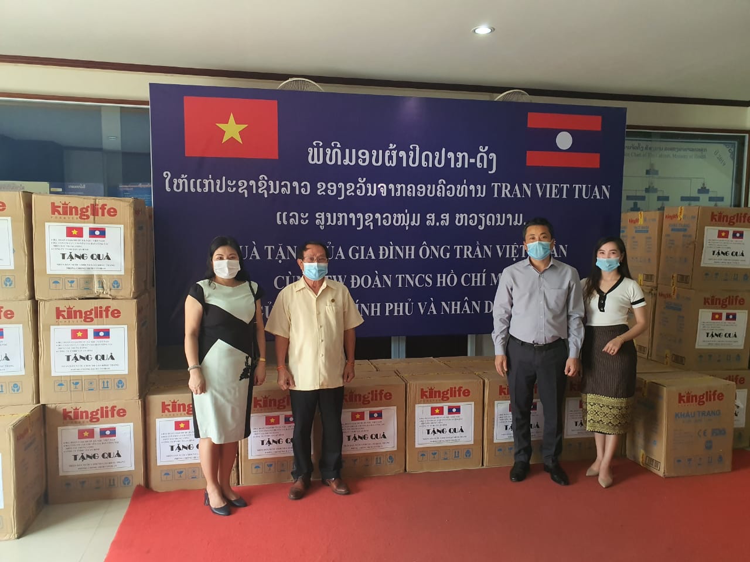Người Việt chung tay hỗ trợ Lào chống dịch Covid-19