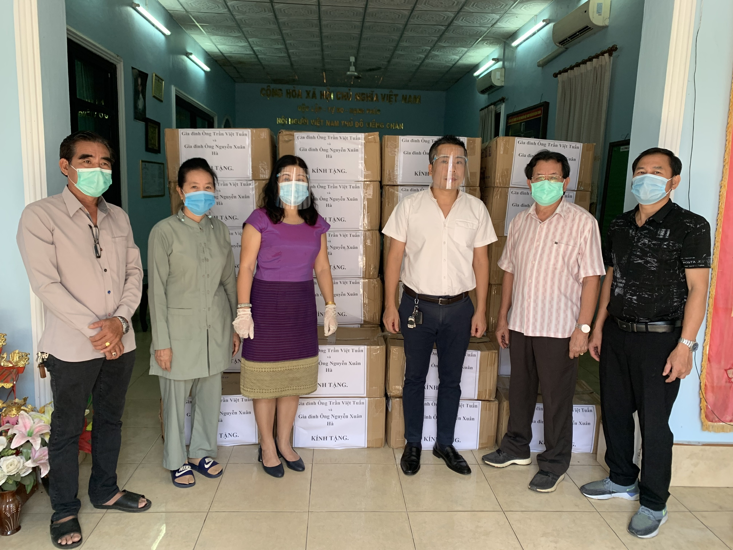 Cộng đồng người Việt nhận hỗ trợ khẩu trang phòng chống dịch bệnh từ các nhà hảo tâm