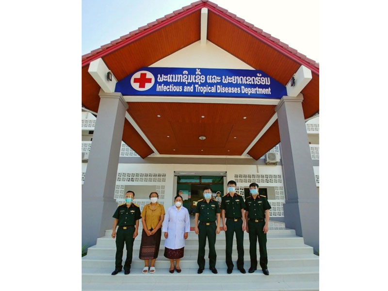Những người lính blouse trắng Việt Nam tại các điểm nóng Covid-19 của Lào