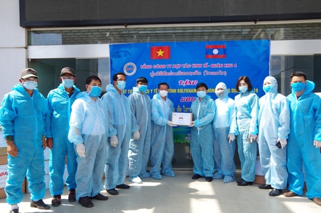 Quân khu 4: Hỗ trợ vật tư y tế chống dịch COVID-19 cho nước bạn Lào