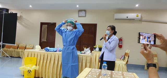 Chuyên gia y tế Việt Nam hỗ trợ cấp cứu kịp thời một thai phụ người Lào mắc COVID-19 - Ảnh 2. Chuyên gia y tế Việt Nam hỗ trợ cấp cứu kịp thời một thai phụ người Lào mắc COVID-19 - Ảnh 2.