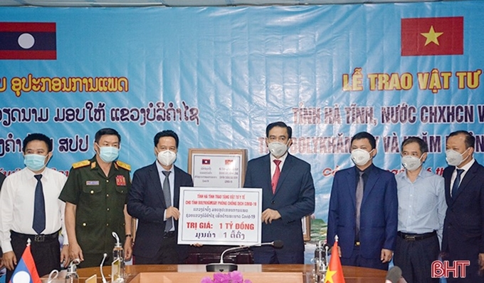 Hà Tĩnh trao tặng vật tư y tế phòng, chống dịch COVID-19 cho tỉnh Bôlykhămxay và Khăm Muộn (Lào)