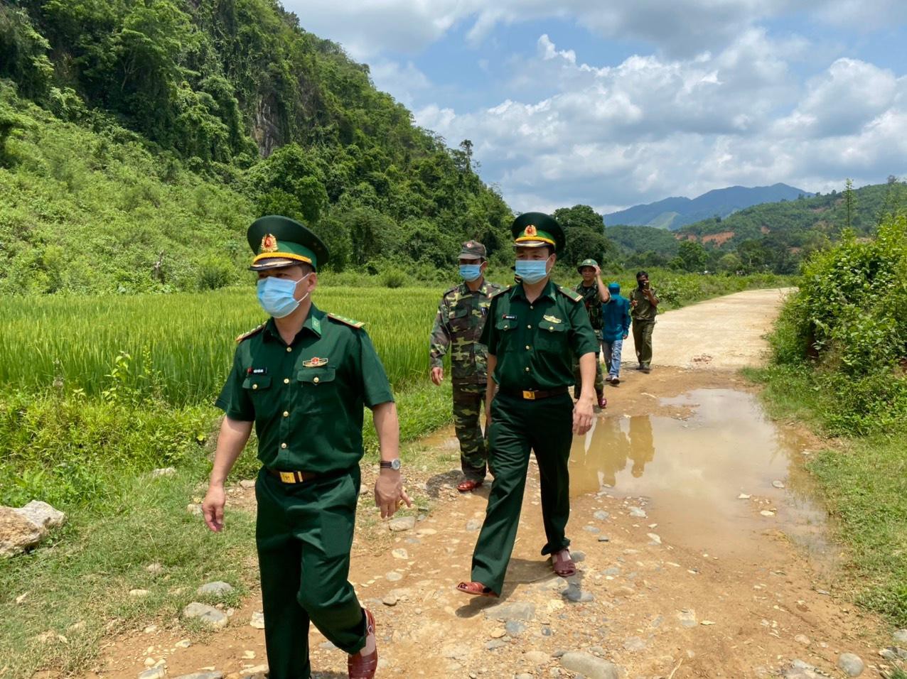 Hàng chục người qua Lào dự lễ bốc mả, đám cưới rồi lén lút trở về