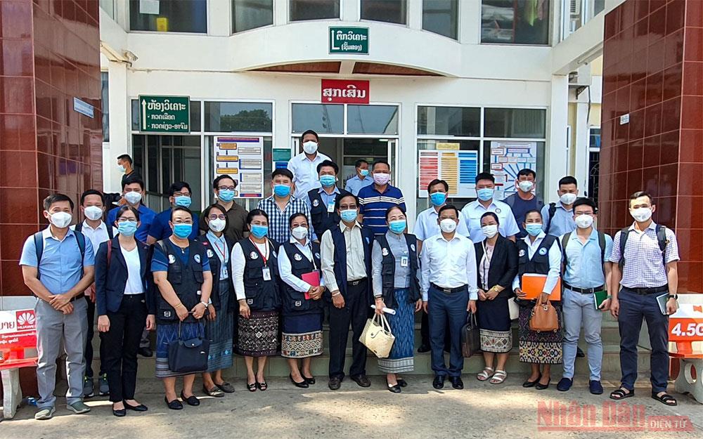 Đoàn chuyên gia y tế Việt Nam hỗ trợ Lào dập dịch Covid-19