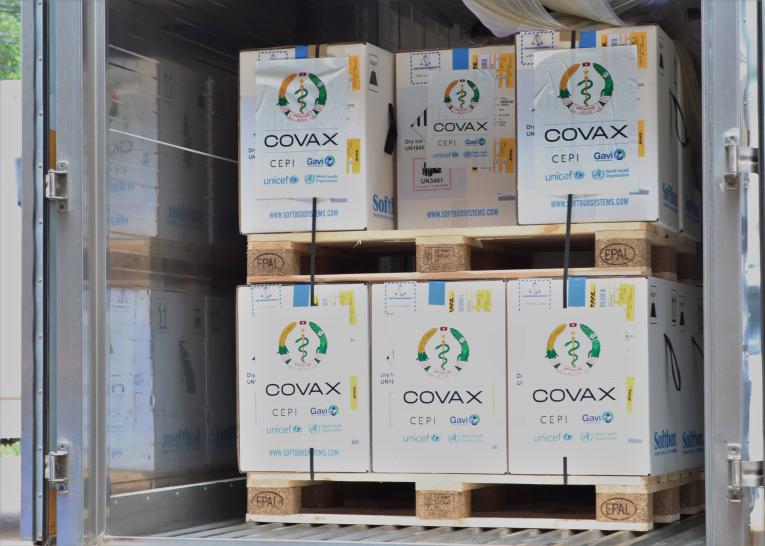 100.620 liều vaccine Pfizer từ COVAX vừa đến Lào