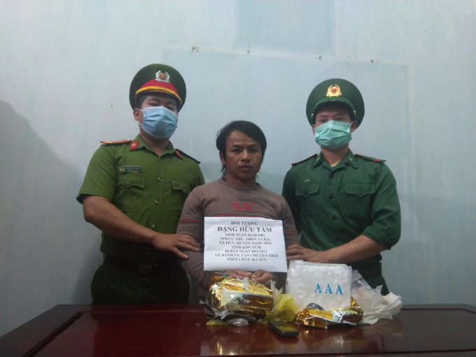 195813915_2566474023657777_3194352019209642627_n-092327_130.jpg Đối tượng Đặng Hữ Tâm và số ma túy bị thu giữ.