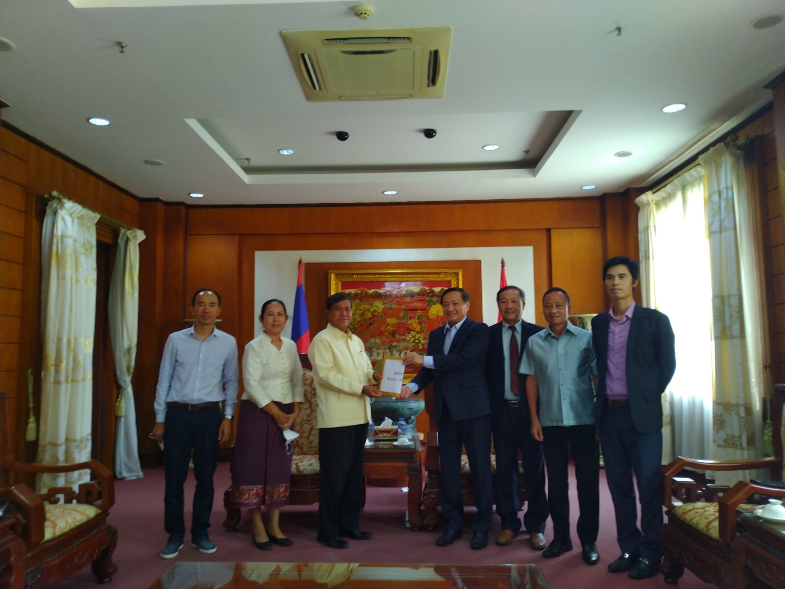 Lào hỗ trợ Việt Nam ứng phó với Covid-19