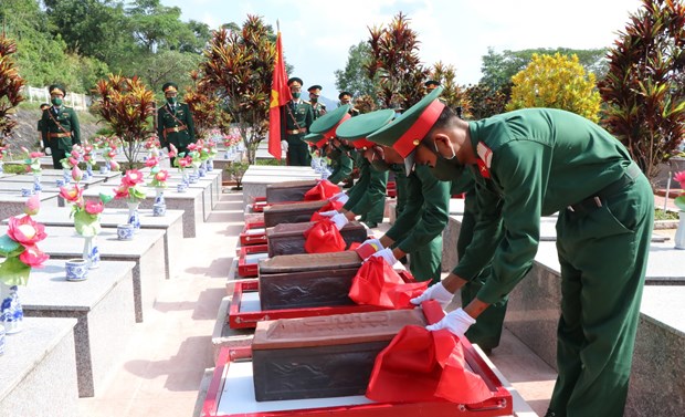 An tang hai cot 9 liet sy quan tinh nguyen, chuyen gia hy sinh tai Lao hinh anh 1