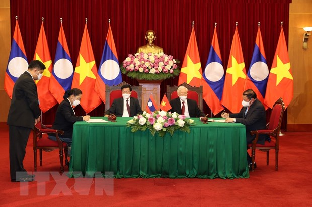 Lanh dao Viet-Lao chung kien Le ky ket van kien hop tac giua 2 nuoc hinh anh 1