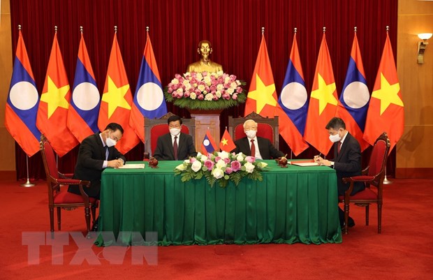 Lanh dao Viet-Lao chung kien Le ky ket van kien hop tac giua 2 nuoc hinh anh 2