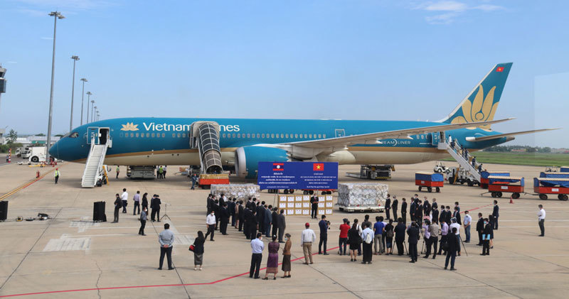 Việt-Lào ‘hạt muối cắn đôi, cọng rau bẻ nửa’ trong đại dịch Covid-19