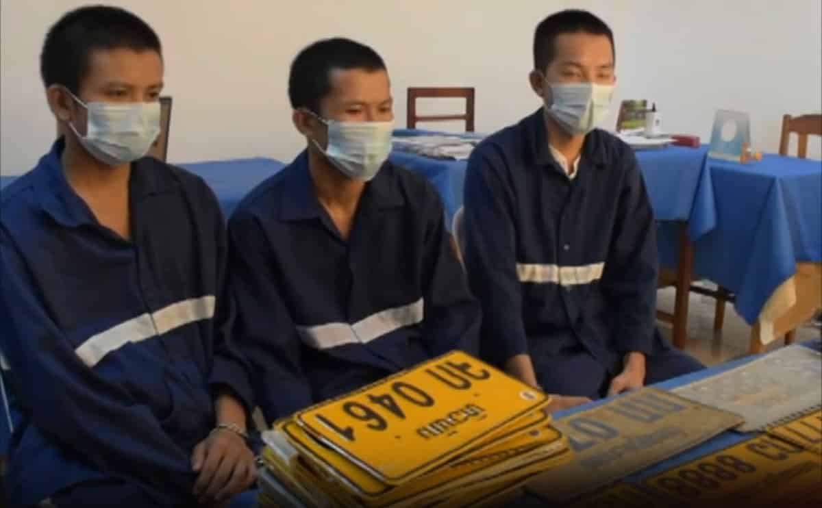 Vientiane truy tố nhóm làm giả biển số xe