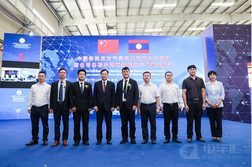 Trung Quốc đưa lô xe bus, xe tải điện BYD vào Lào