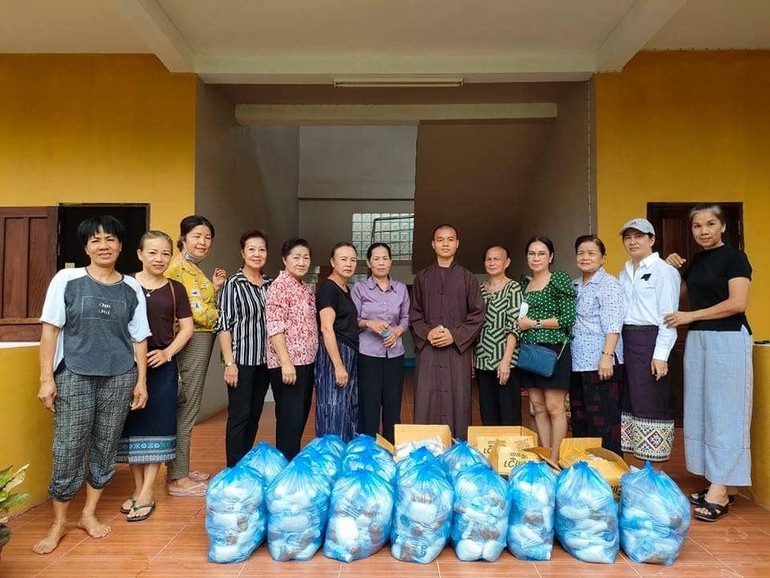 Lào: Chùa Bồ Đề phát hỗ trợ khẩu phần ăn cho bà con tại trung tâm cách ly tỉnh