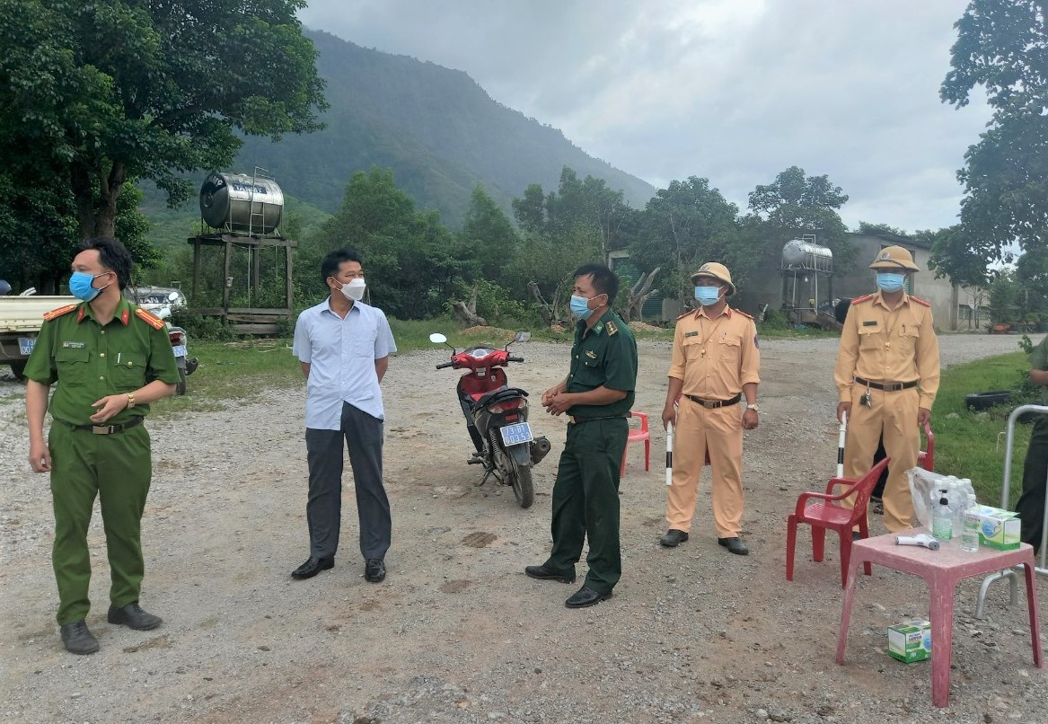 Lực lượng chức năng thiết lập kiểm soát tại xã Dân Hóa trong sáng 21.7 /// Ảnh: C.T.V
