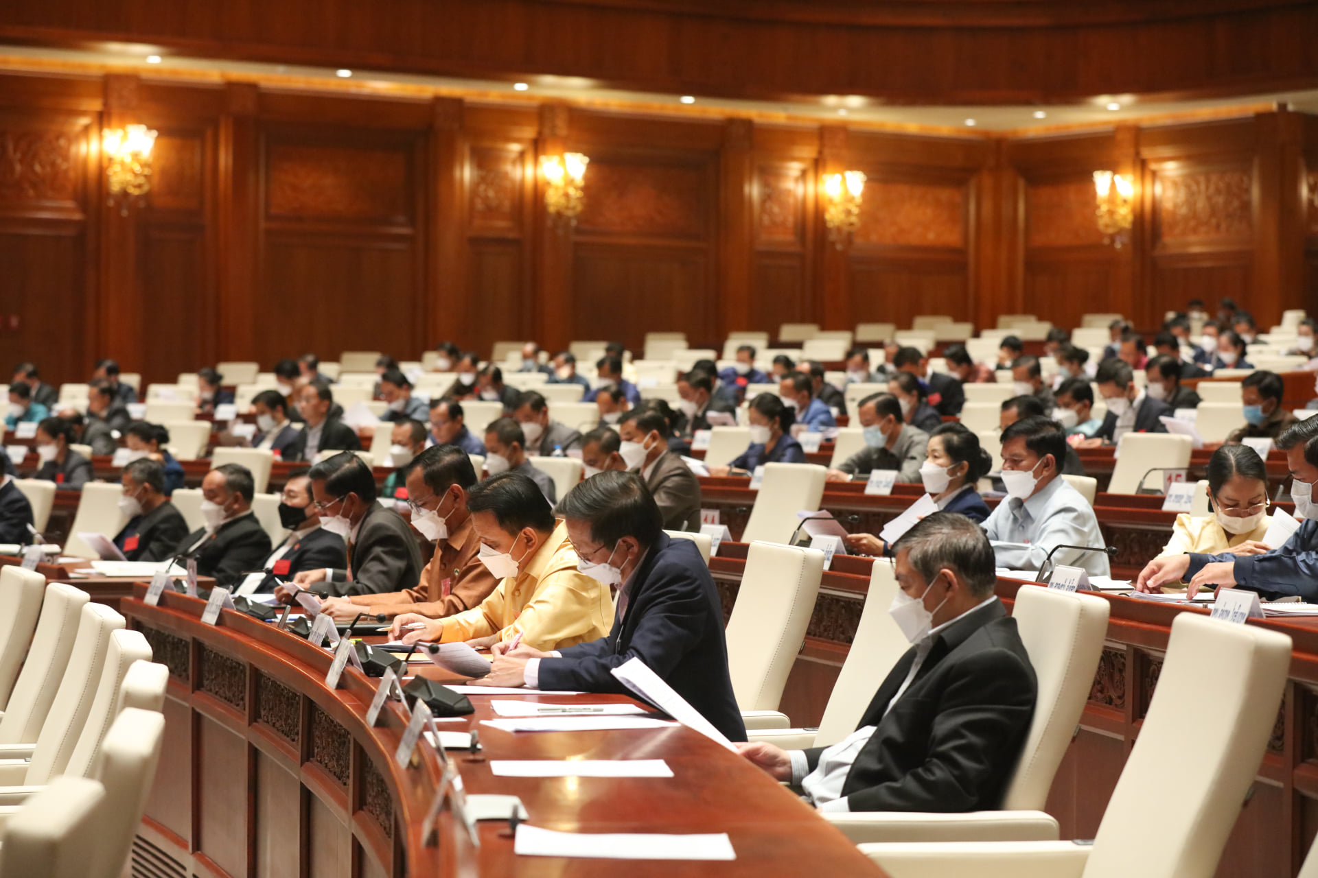 Thủ tướng Lào: “Tuân thủ chặt chẽ nguyên tắc để giải quyết khó khăn kinh tế-tài chính”