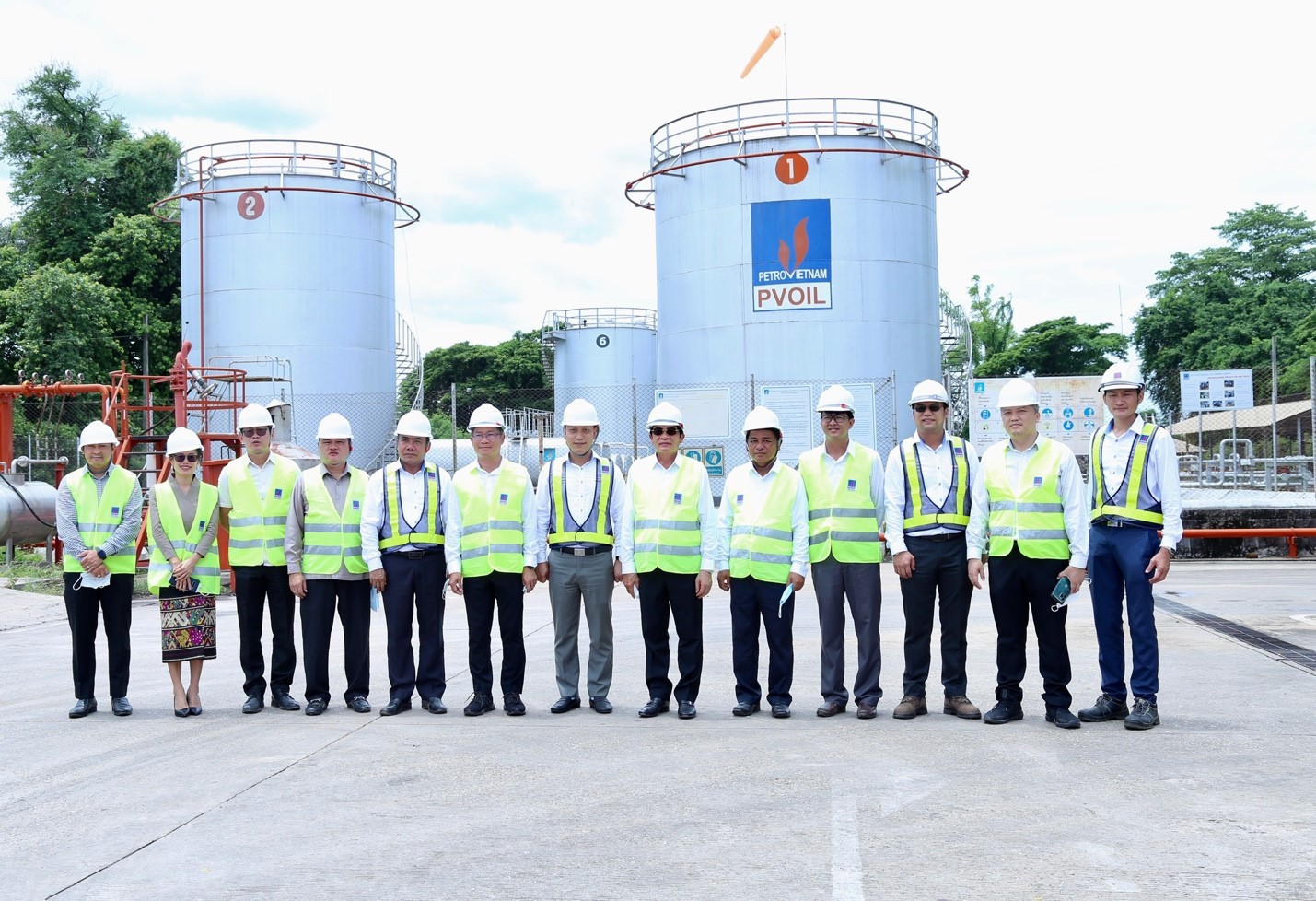 Bộ trưởng Bộ Công Thương và Đoàn công tác đến thăm và làm việc tại PVOIL Lào