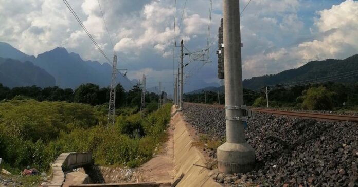 Đường sắt Lào-Trung Quốc vận hành đường dây cấp điện