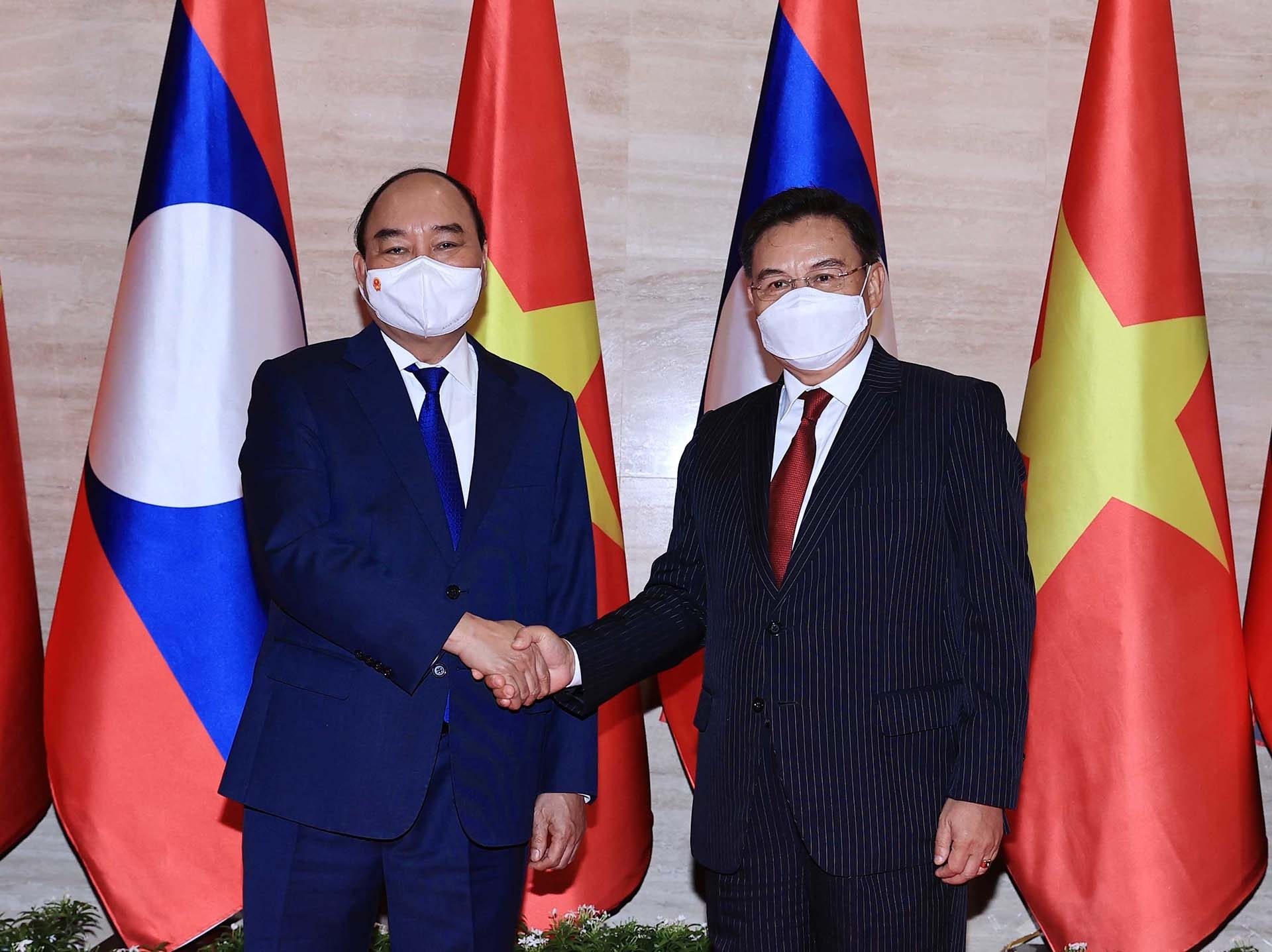 Chủ tịch nước Nguyễn Xuân Phúc hội kiến Chủ tịch Quốc hội Lào Saysomphone Phomvihane. (Nguồn: TTXVN) Chủ tịch nước Nguyễn Xuân Phúc hội kiến Chủ tịch Quốc hội Lào Saysomphone Phomvihane. (Nguồn: TTXVN)