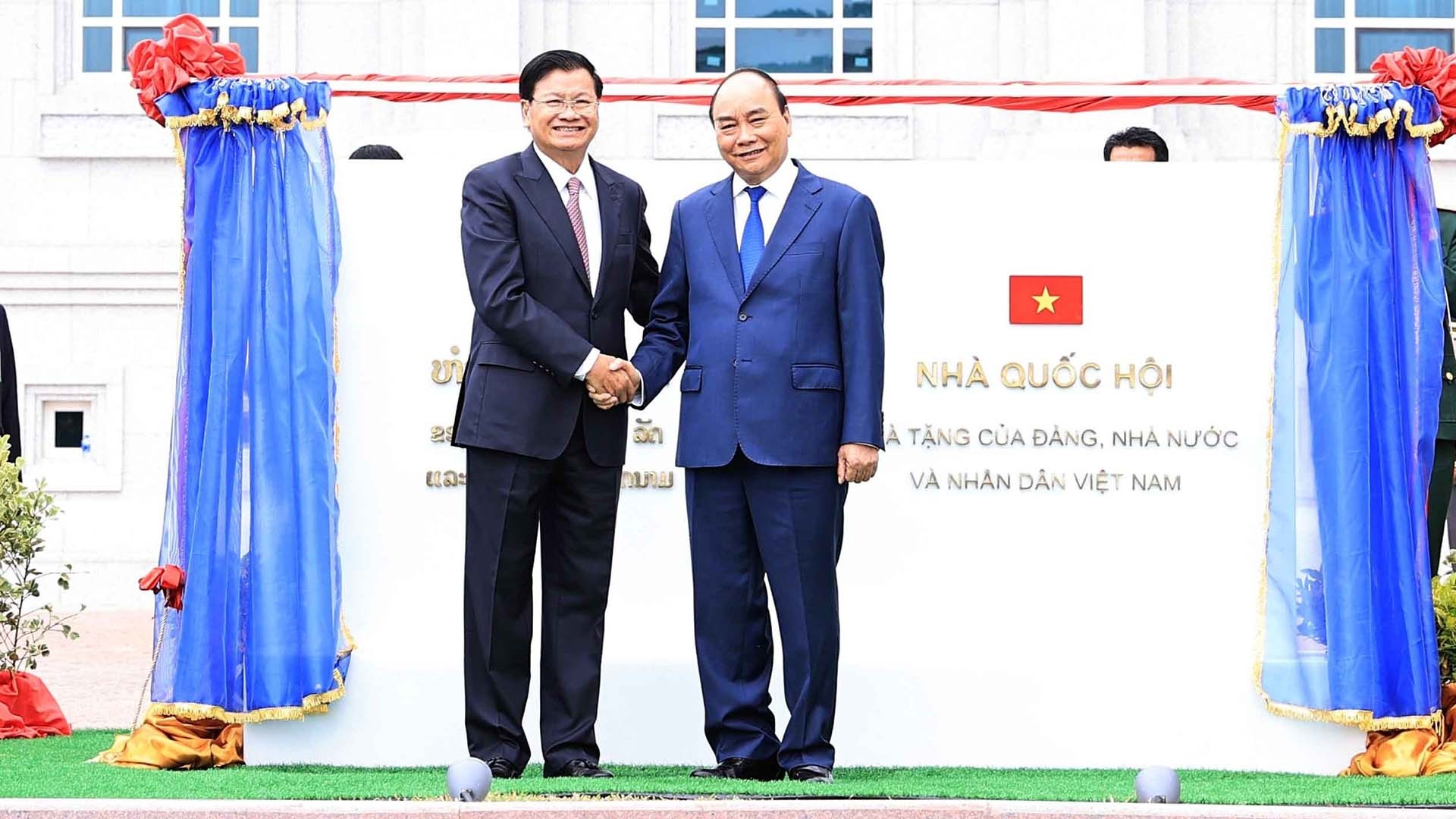Chủ tịch nước Nguyễn Xuân Phúc và Tổng Bí thư, Chủ tịch nước Lào Thongloun Sisoulith tại buổi lễ. (Nguồn: TTXVN) Chủ tịch nước Nguyễn Xuân Phúc và Tổng Bí thư, Chủ tịch nước Lào Thongloun Sisoulith tại buổi lễ. (Nguồn: TTXVN)