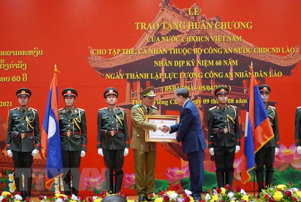 Việt Nam trao tặng nhiều Huân chương cao quý cho Bộ Công an Lào