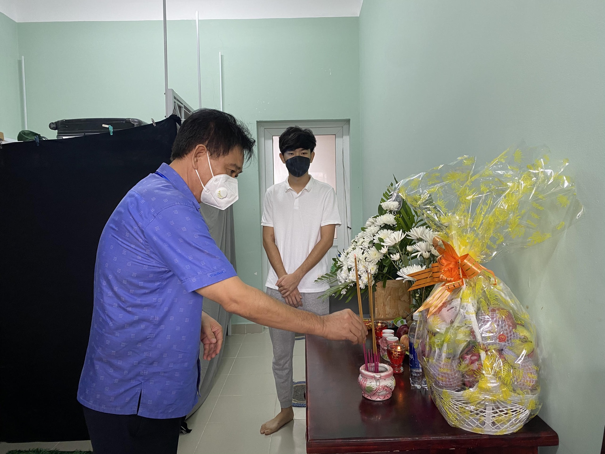 Sinh viên Lào ở Việt Nam chịu tang cha tại trường do không kịp về nước
