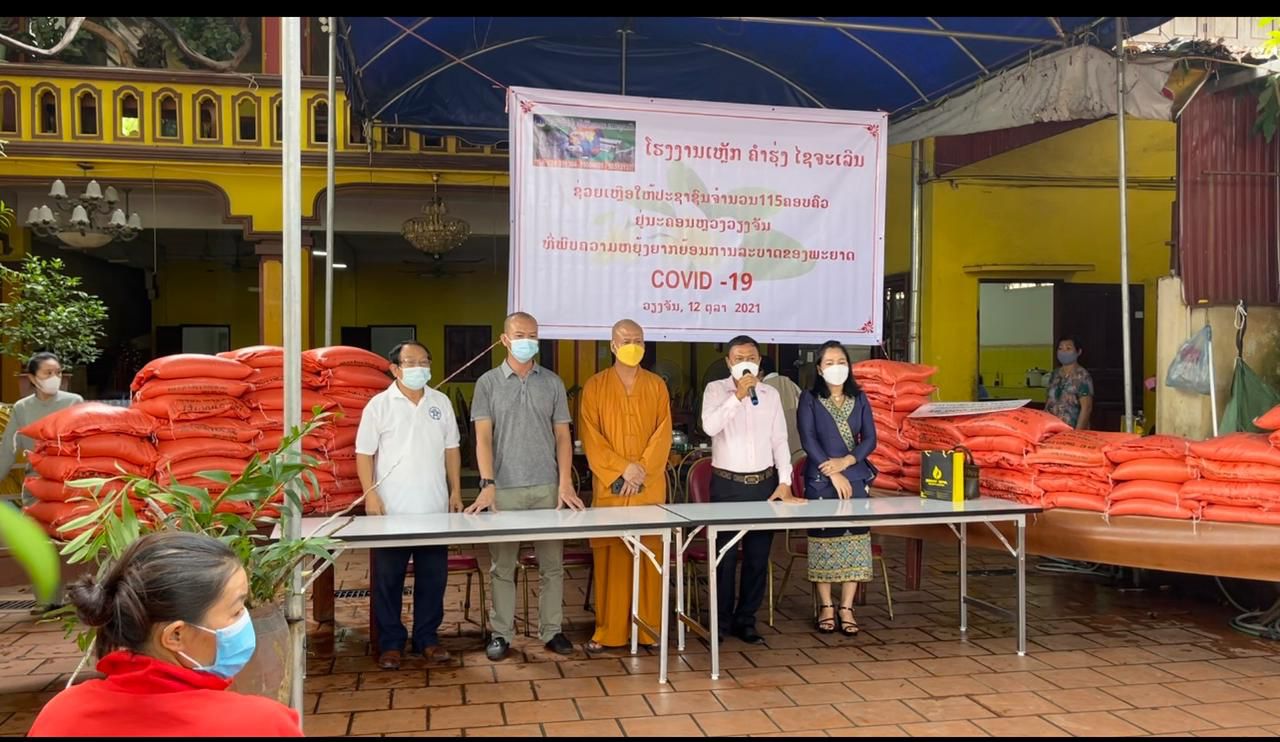 Việt kiều Lào hỗ trợ các hoàn cảnh khó khăn do đại dịch Covid-19 tại Viêng Chăn