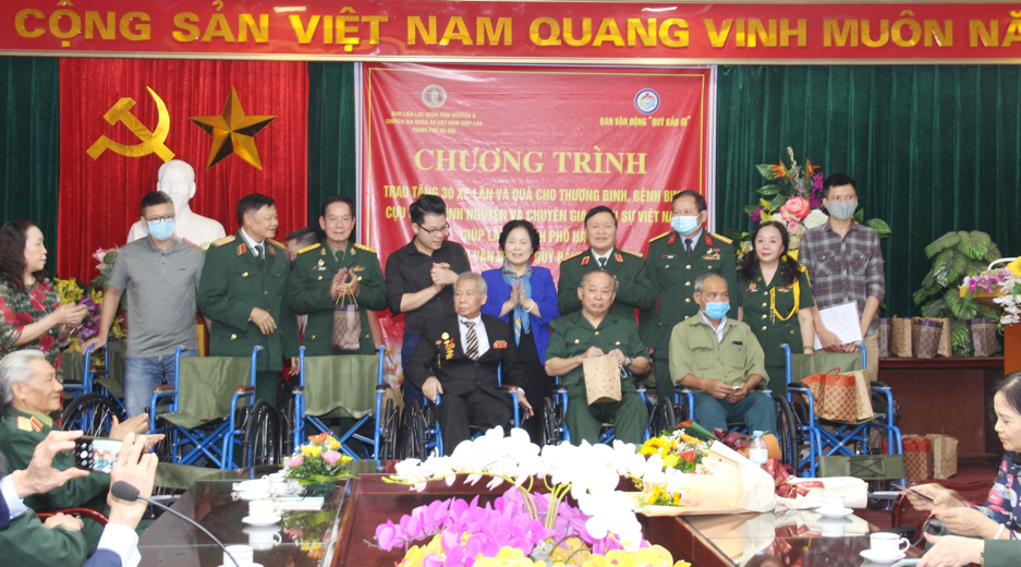 Trao tặng xe lăn cho thương, bệnh binh quân tình nguyện, chuyên gia quân sự Việt Nam giúp Lào