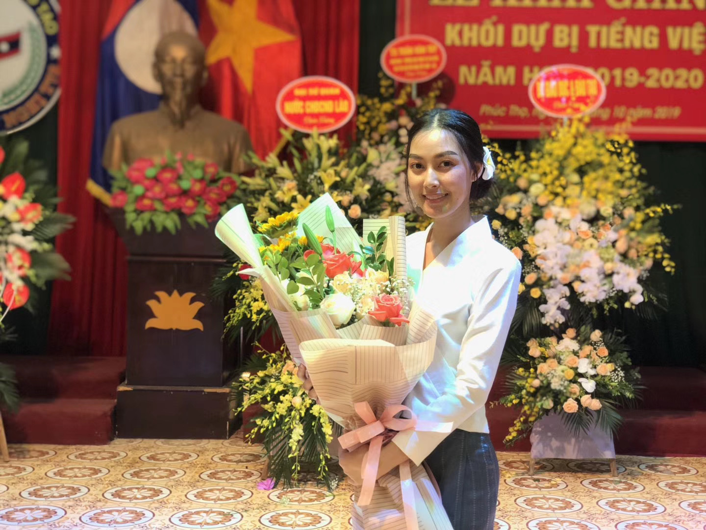 Á hậu Lào học đại học Việt Nam, mơ thành nhân viên đường sắt