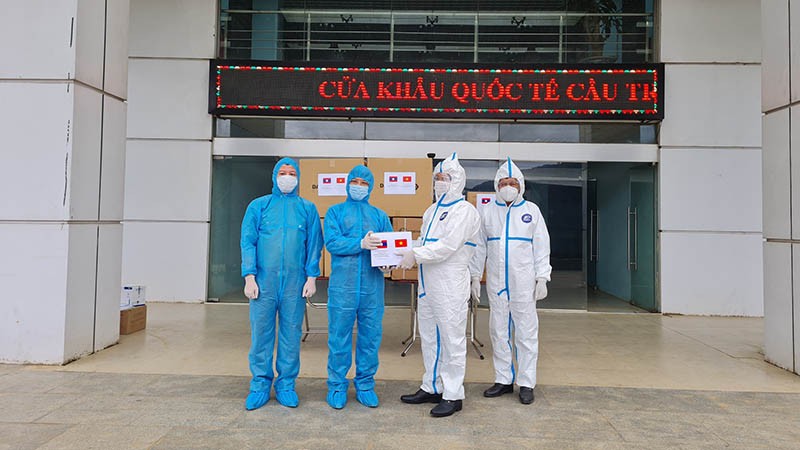 Bộ Công an bàn giao vật tư y tế hỗ trợ Bộ Công an Lào phòng, chống dịch Covid-19