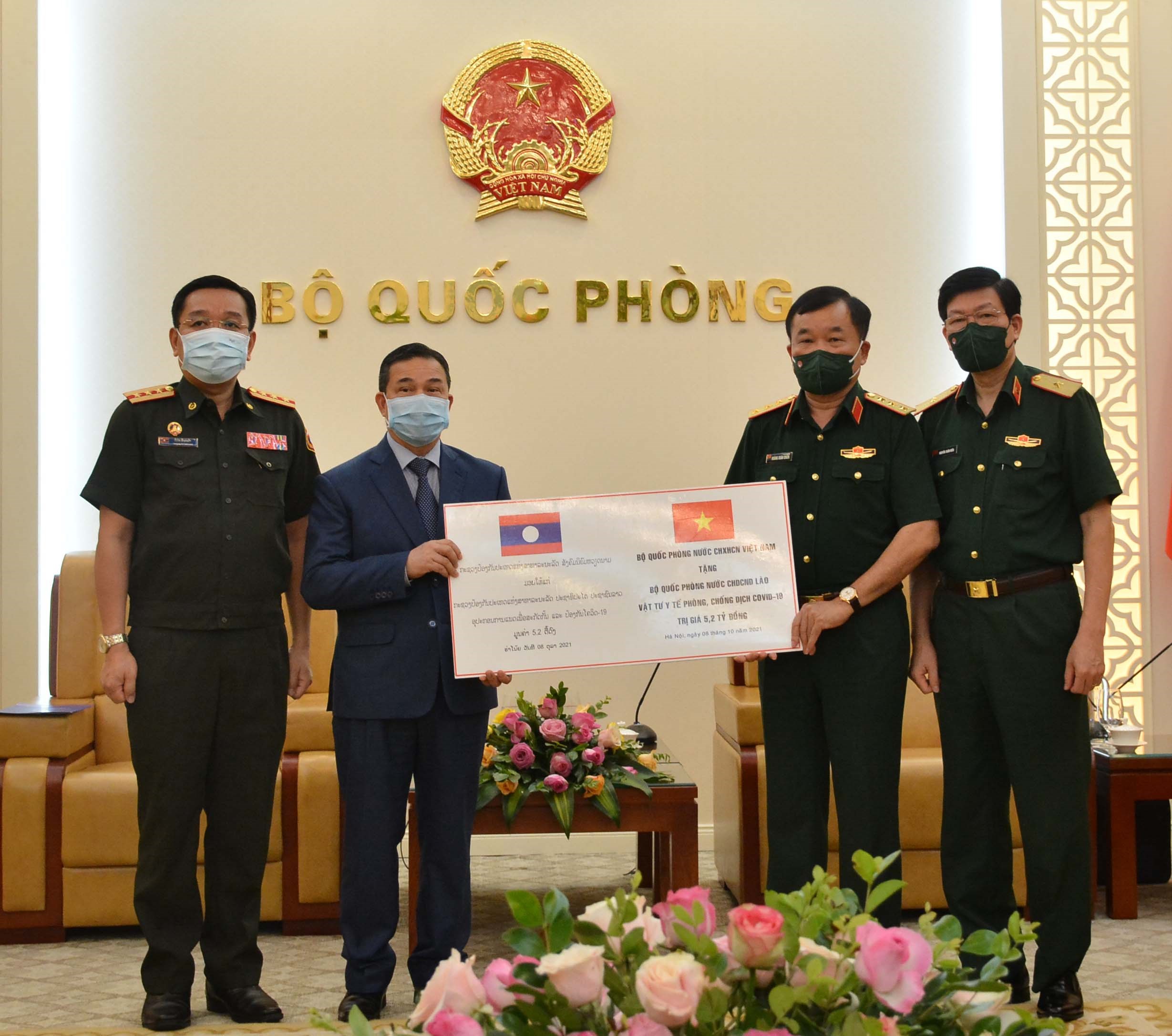 Bộ Quốc phòng Việt Nam tiếp tục hỗ trợ Bộ Quốc phòng Lào vật tư y tế phòng, chống dịch Covid-19