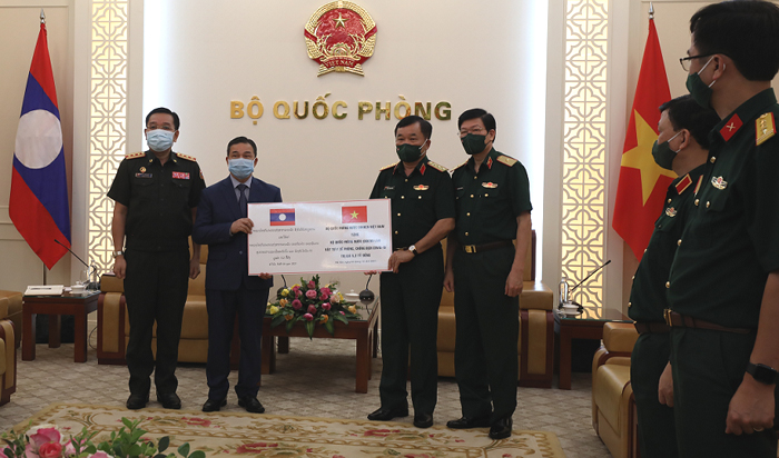 Bộ Quốc phòng Việt Nam tiếp tục hỗ trợ Bộ Quốc phòng Lào vật tư y tế phòng, chống dịch Covid-19