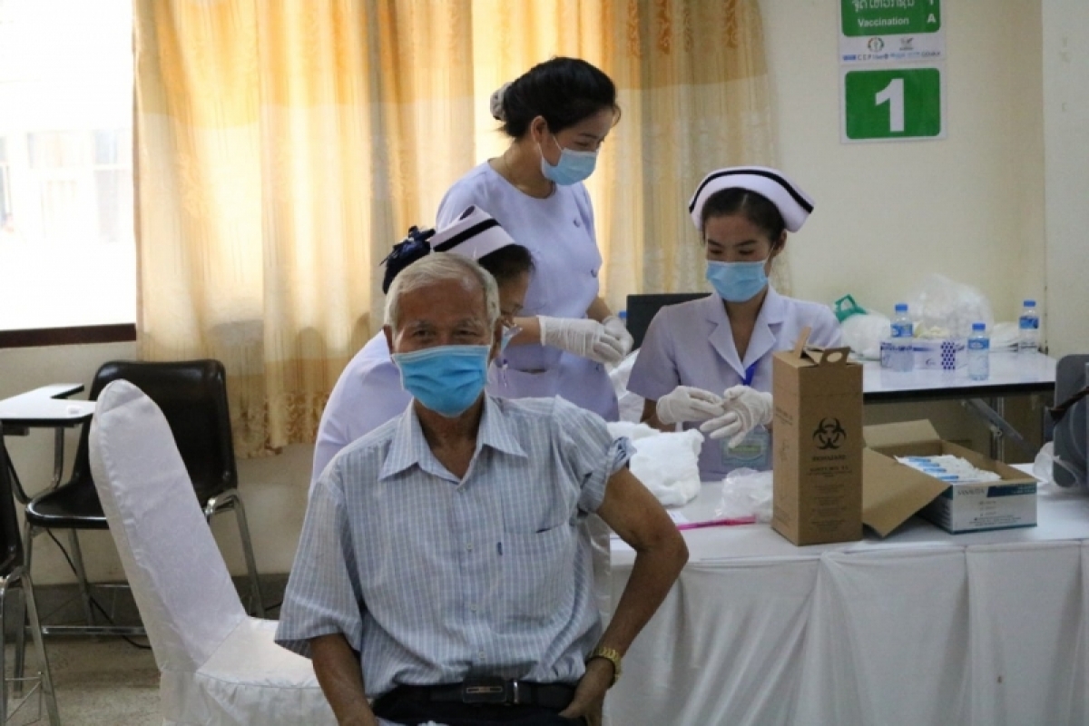 Lào hối thúc người dân đi tiêm vaccine ngừa Covid-19