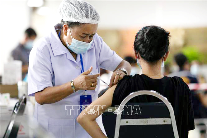 Lào khẩn trương tiêm vaccine ngừa COVID-19