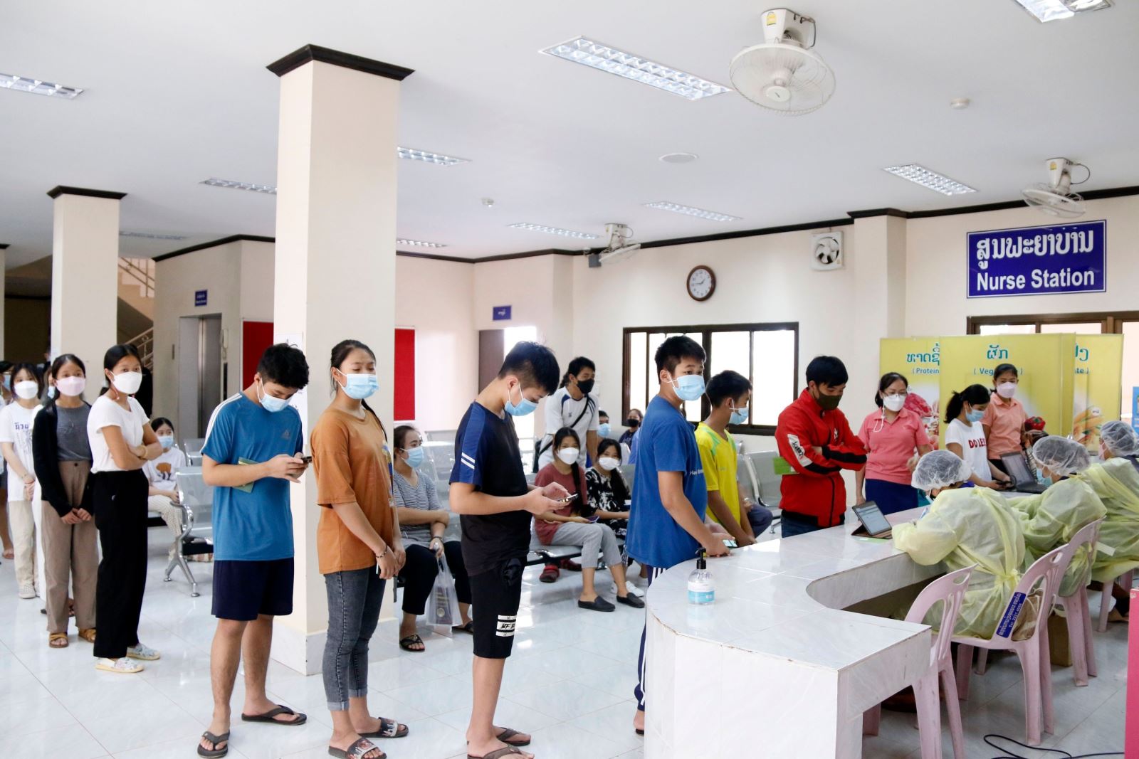 Trẻ em Lào mong sớm trở lại trường học sau khi được tiêm ngừa COVID-19