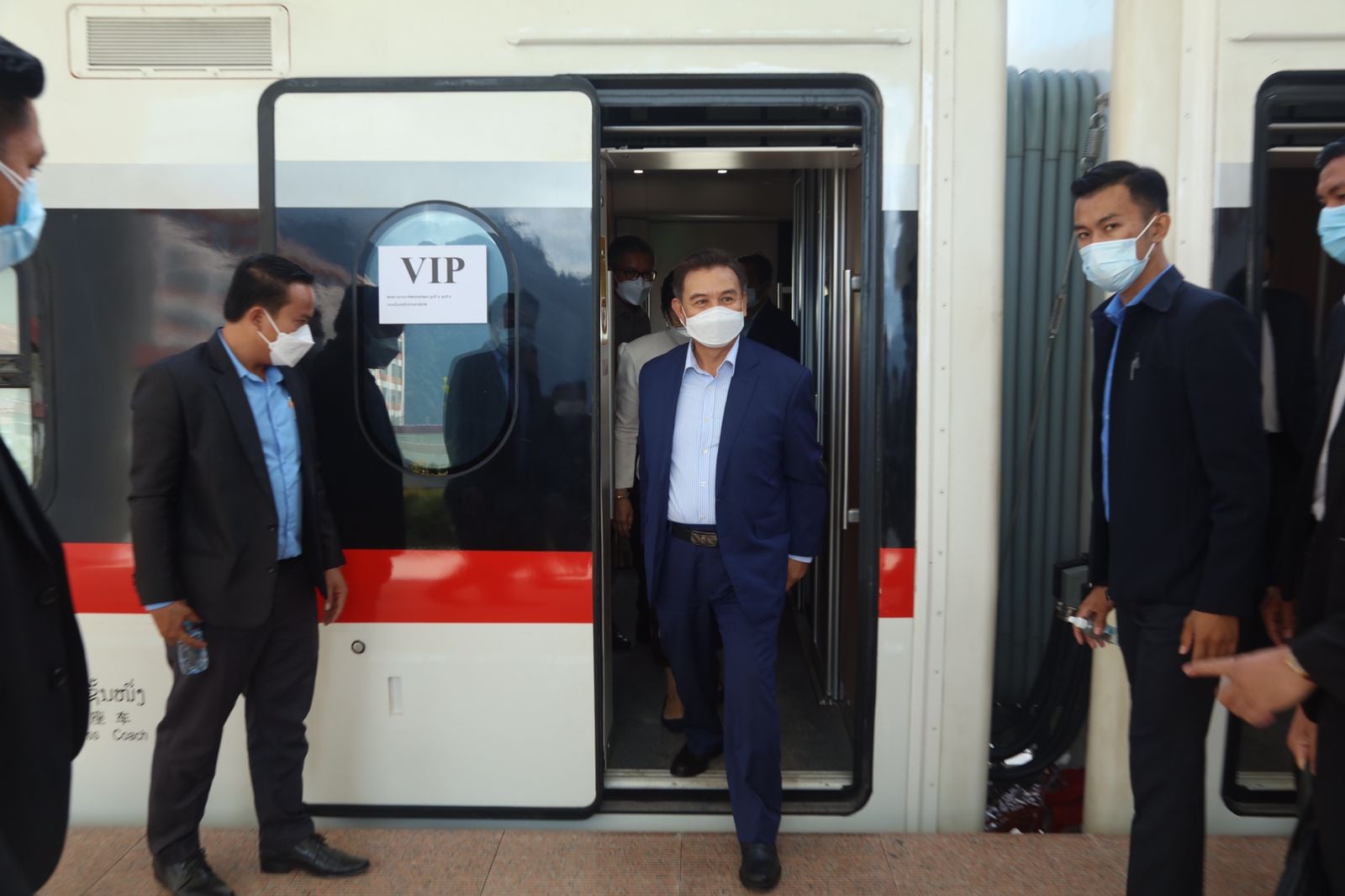 Lãnh đạo Quốc hội Lào đi thử tàu cao tốc đến Vang Vieng