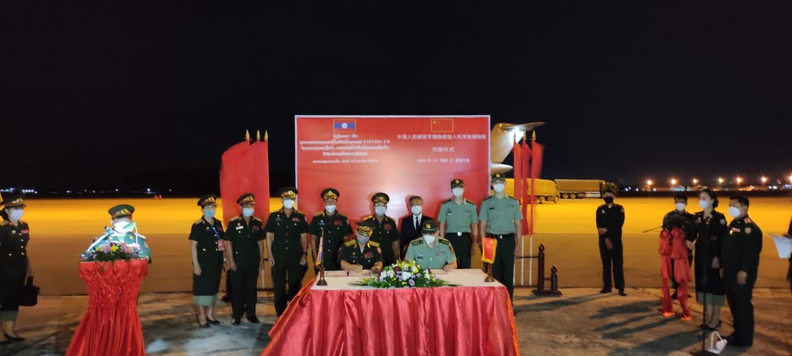 Quân đội Trung Quốc viện trợ vật tư y tế cho quân đội Lào