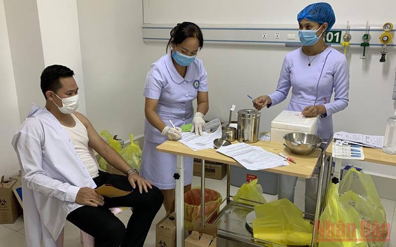 Lào kết hợp đông và tây y điều trị người bệnh Covid-19