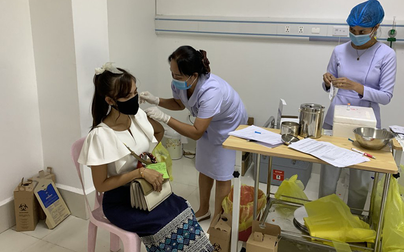 Lào cho phép tiêm trộn vaccine phòng Covid-19