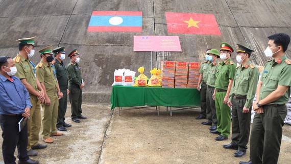 Trao lương thực, thực phẩm tặng lực lượng vũ trang và người dân nước bạn Lào