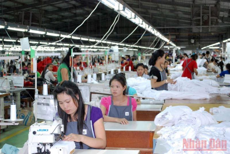 Lào hỗ trợ lao động ngành may mặc gặp khó khăn do Covid-19