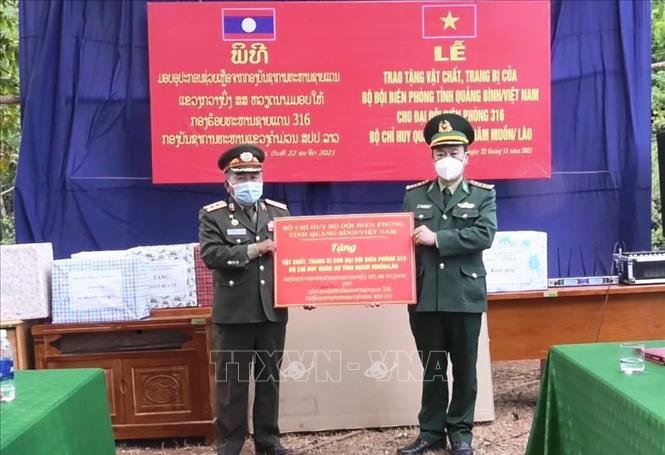 Trao tặng vật chất, trang bị, vật tư y tế cho lực lượng bảo vệ biên giới nước bạn Lào