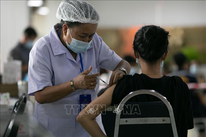 Lào phê chuẩn tiêm mũi vaccine ngừa COVID-19 tăng cường