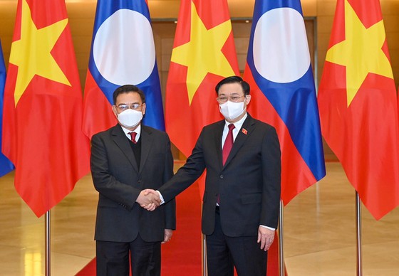 Chủ tịch Quốc hội Vương Đình Huệ đón và hội đàm với Chủ tịch Quốc hội Lào Saysomphone Phomvihane