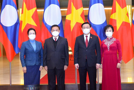 Chủ tịch Quốc hội Vương Đình Huệ đón và hội đàm với Chủ tịch Quốc hội Lào Saysomphone Phomvihane ảnh 2