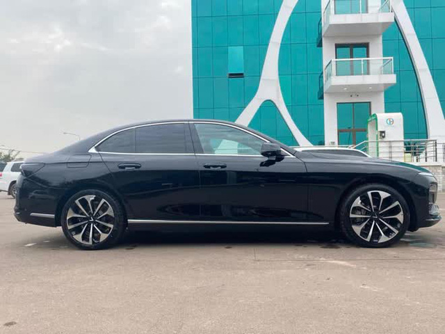 VinFast Lux A2.0 và President ồ ạt về đại lý Lào, sales nói không đắt, dân tình khen đẹp: Trúng số sẽ mua cho con gái đi học - Ảnh 6. VinFast Lux A2.0 và President ồ ạt về đại lý Lào, sales nói không đắt, dân tình khen đẹp: Trúng số sẽ mua cho con gái đi học - Ảnh 6.