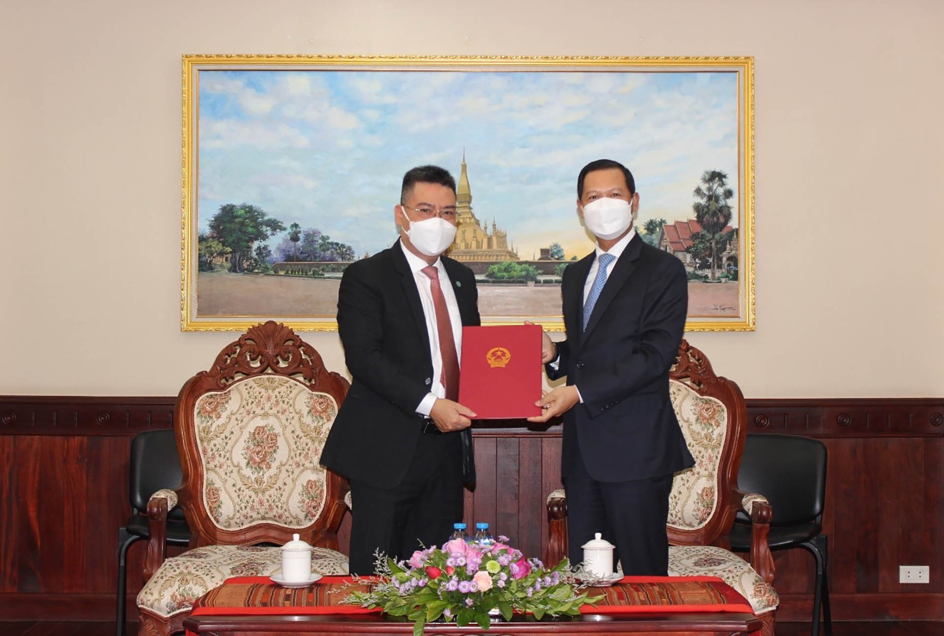 Thứ trưởng Ngoại giao Lào tiếp Tổng Lãnh sự Việt Nam tại Paksé đến chào xã giao và trình Thư ủy nhiệm