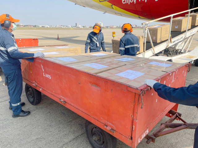 Vietjet vận chuyển miễn phí nửa triệu liều vắc xin Covid-19 Việt Nam tặng Lào - Ảnh 3. Vietjet vận chuyển miễn phí nửa triệu liều vắc xin Covid-19 Việt Nam tặng Lào - Ảnh 3.