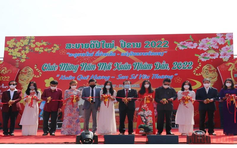 Khai mạc Hội chợ Xuân Nhâm Dần 2022 tại Lào