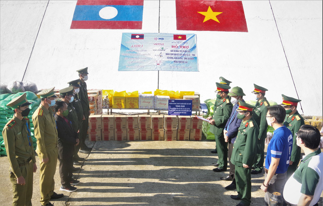 Hỗ trợ gạo và nhu yếu phẩm cho nhân dân các bản nước bạn Lào - Ảnh 1. Hỗ trợ gạo và nhu yếu phẩm cho nhân dân các bản nước bạn Lào - Ảnh 1.